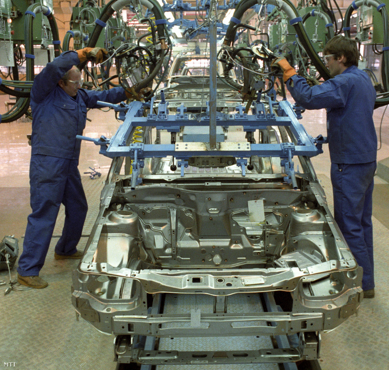 Autógyártás Magyarországon! 1992 januárjában próbaszerelések zajlanak az Opel Astra gyártósorán, Szentgotthárdon
