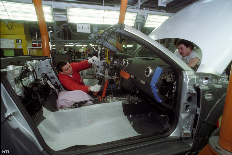 Újabb fotó Győrből, immár 1999-ből: ekkor már Audi TT Roadstereket is szereltek össze
