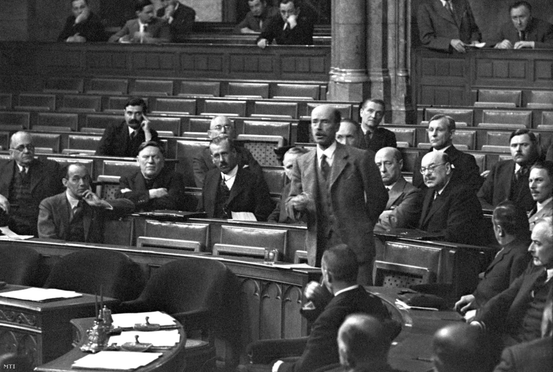 Gróf Bethlen István miniszterelnök felszólal a képviselőházban. A felvétel készítésének pontos dátuma ismeretlen, Budapest, 1924.