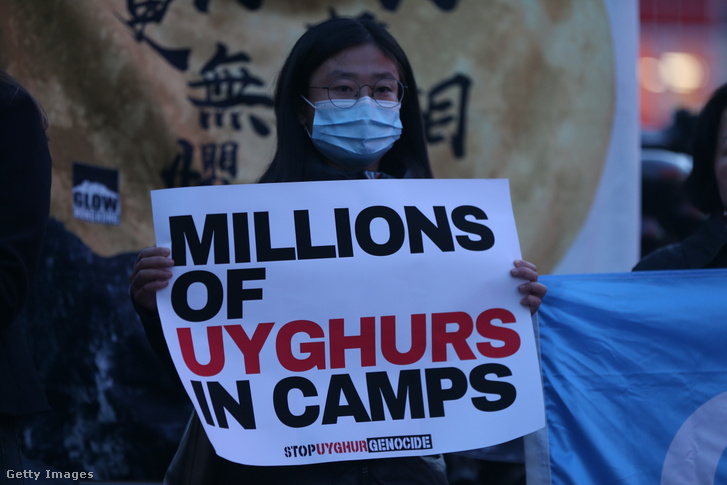 „Ujgurok milliói táborokban, állítsák meg az ujgur genocídiumot!” – Tüntető Kína londoni nagykövetsége előtt 2021. októberében.