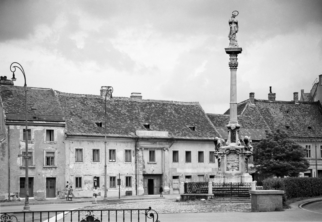 Mária-oszlop a soproni Várkerületben 1954. július 7-én.