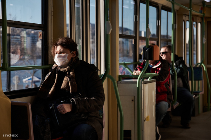 Maszkot viselő utasok Budapesten