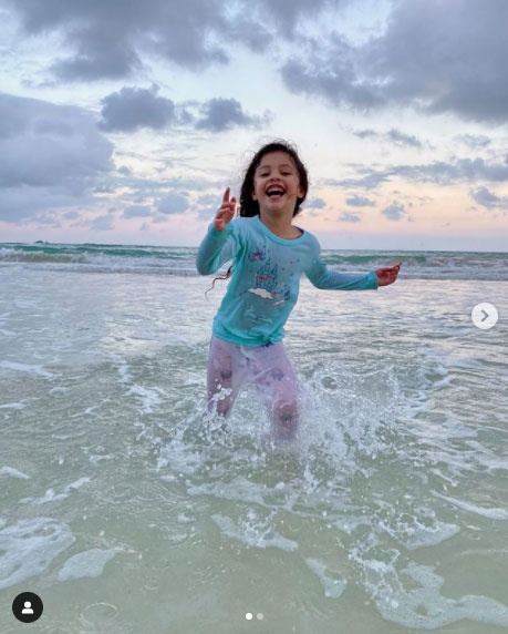 Jasmine ilyen felszabadultan pancsolt az óceán vizében idén. Édesanyja ezzel a cuki képpel kívánt neki boldog születésnapot Instagramján.