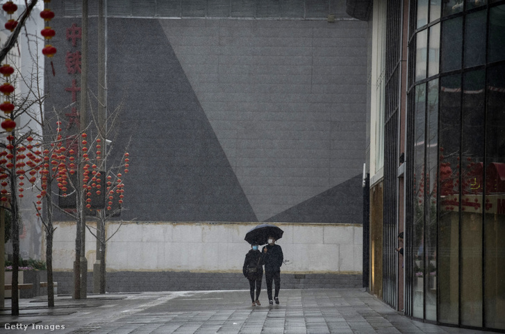 Egy pár sétál Japánban