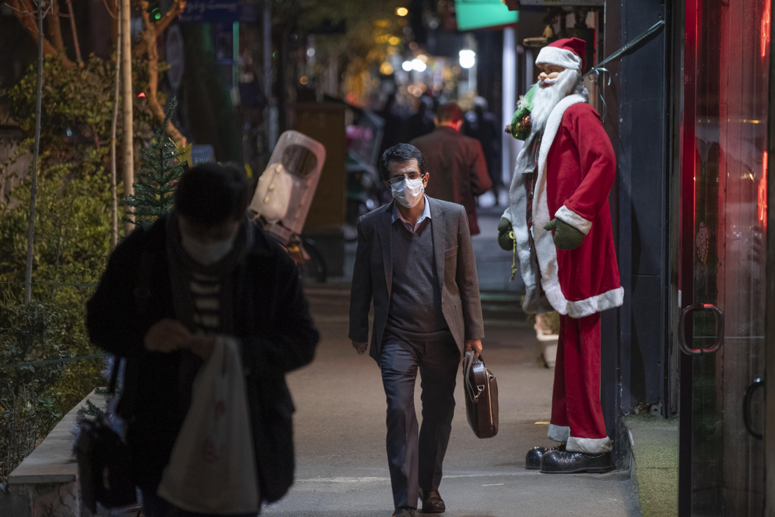 Egy férfi sétál az utcán karácsony előtt
