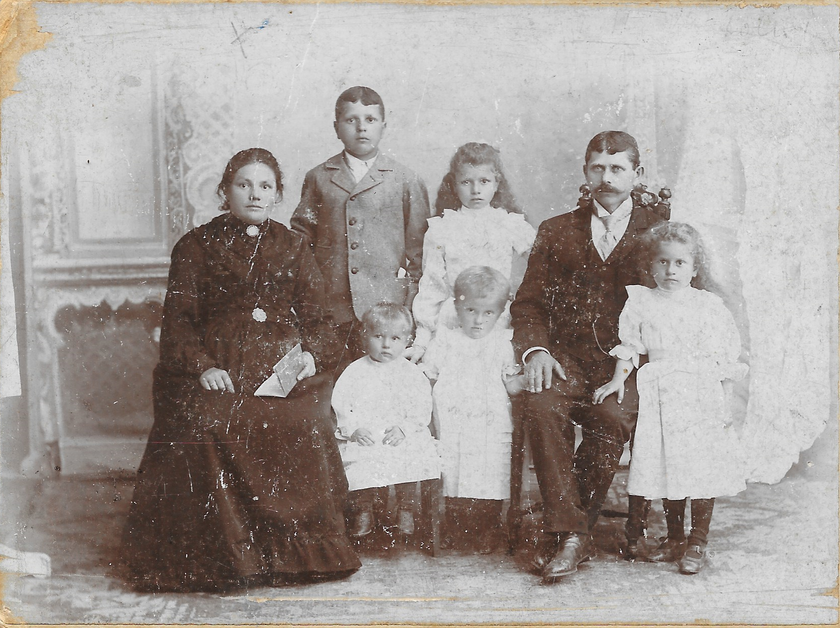 Ükszüleim, Morvay Márk és Pintér Alojzia gyermekeikkel. Ők a megtalált régi sírokban nyugvó szépszüleim gyermekei. A fotó 1904-ben készülhetett, dédmamám ekkor még nem született meg.