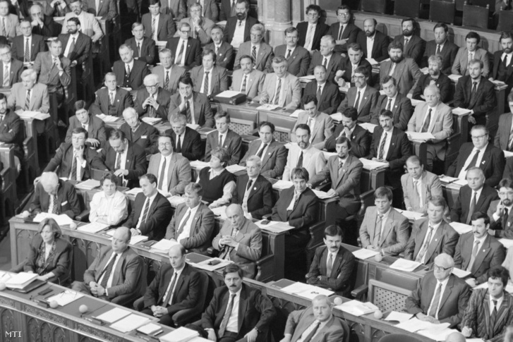 Kormánytagok és a Magyar Demokrata Fórum (MDF) parlamenti frakciója az újonnan megválasztott Országgyűlés ülésén a Parlamentben 1990. május 3-án