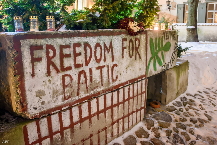 "Szabadságot a Baltikumnak" felirat a lett parlament mögött, az 1991-ben történt összecsapások 30. évfordulóján 2021. január 20-án Rigában