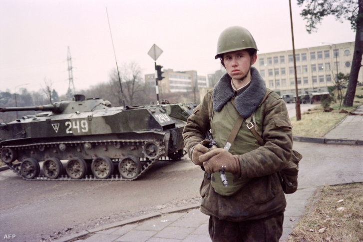 Szovjet csapatok Vilniusban a rendőriskola előtt 1991. január 12-én