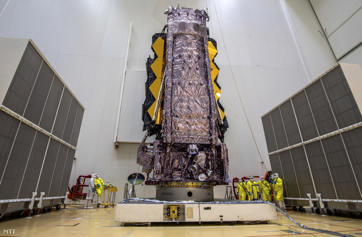 A NASA James Webb űrteleszkópját egy Ariane 5-ös hordozórakétához erősítik a Francia Guyanán, Kourou-ban lévő Guyanai Űrközpontban 2021. december 11-én