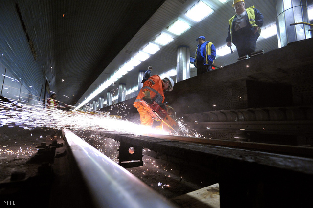 Vágják a sínszálakat a Deák téri metróállomáson 2013. február 13-án.