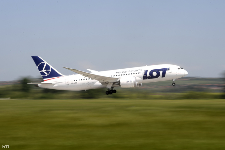 A LOT lengyel légitársaság B787 Dreamliner típusú, New Yorkba induló repülőgépe felszáll a Liszt Ferenc Nemzetközi Repülőtérről 2018. május 3-án.