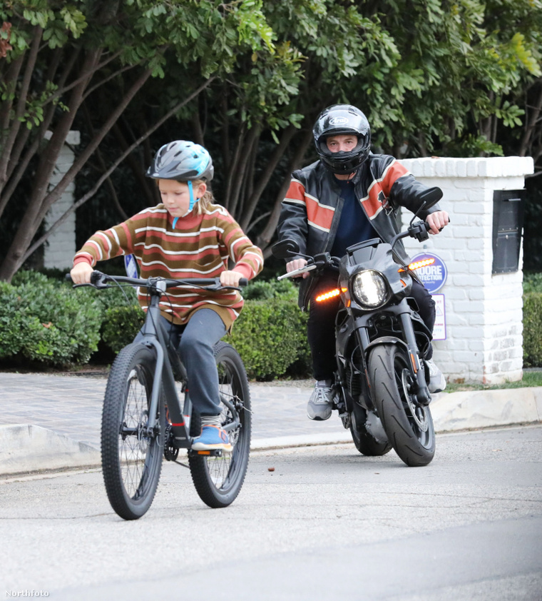 A színész motorral, fia biciklivel vette a nyakába Los Angeles utcáit.