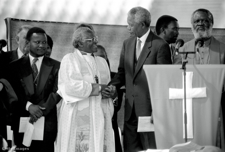 Nelson Mandela köszönti Desmond Tutut 1994. április 15-én a dél-afrikai Sowetóban