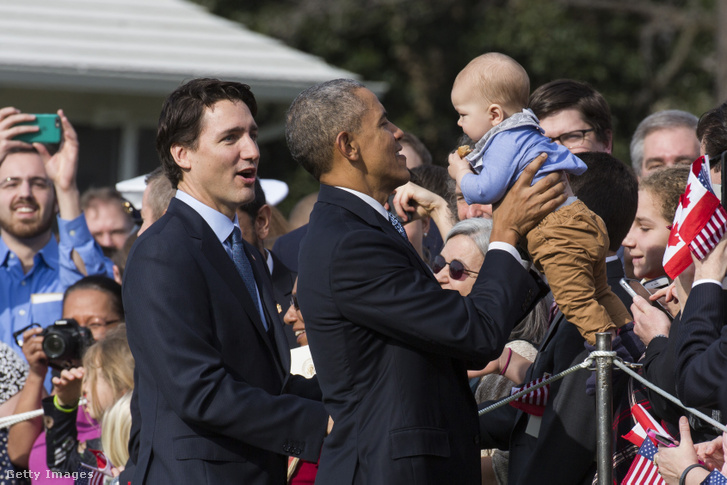 Egy újszülöttnek minden féknyúz új: Justin Trudeau és Barack Obama felváltva imázsfotózkodnak éppen