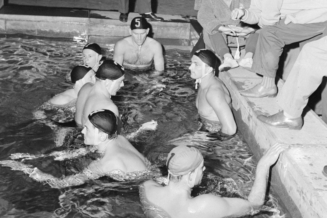 Jugoszlávia elleni mérkőzés félidejében a IX. úszó- műugró és vízilabda Európa Bajnokságon a Nemzeti Sportuszodában 1958-ban