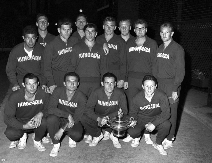 A győztes magyar férfi vízilabda-válogatott tagjai a döntőben játszott Magyarország - Jugoszlávia mérkőzés eredményhirdetésén a IX. Úszó- műugró- és vízilabda Európa-bajnokságon a Sportuszodában 1958-ban