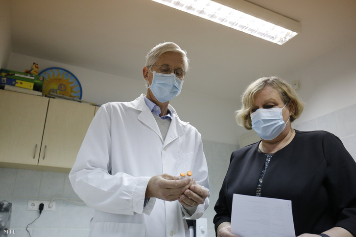 Egy tiszti főorvos átadja a Pfizer–BioNTech koronavírus elleni oltóanyagának ampulláit Zalaegerszegen 2021. december 16-án