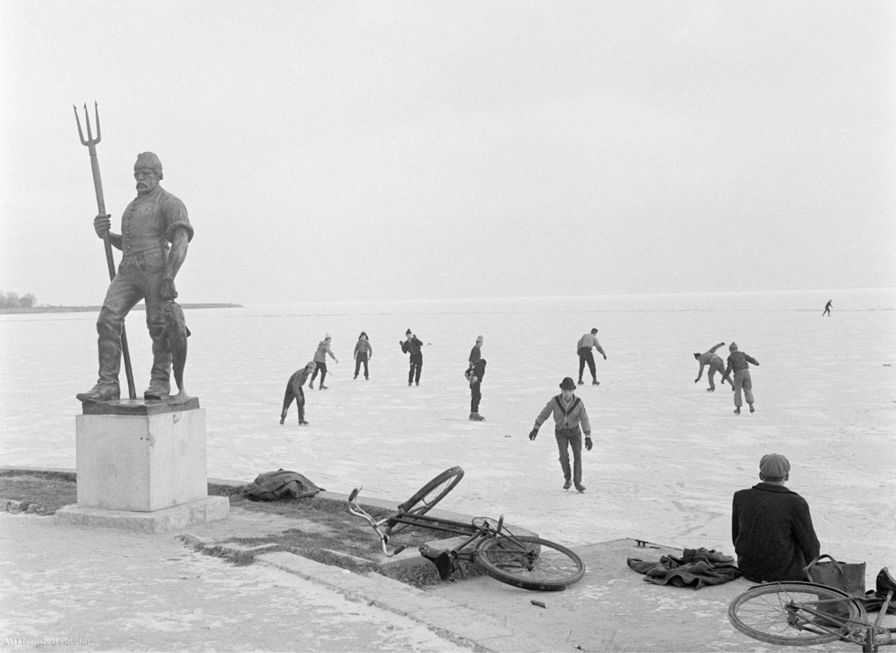 Balatonfüred, 1961. december 28. Korcsolyázó diákok a balatonfüredi öböl jegén, a Vitorlás térnél.