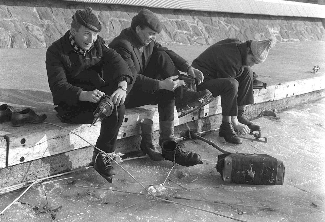 Balatonfüred, 1967. január 31. Kötik a bakancsukat a korcsolyázók a balatonfüredi mólón. Befagyott a Balaton.