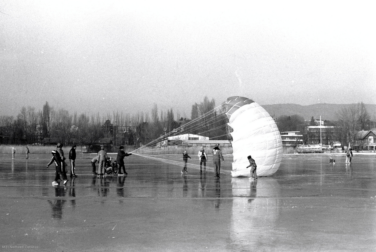 Balaton, 1981. január 11. A téli sportok kedvelői a napsütötte jeges Balatonon.