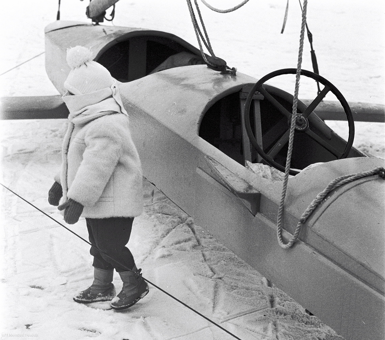Balatonfüred, 1969. január 5. A vitorlázásra télen is lehetőség van. A téli Balaton változatos mozgási lehetőségeket kínál a dolgozóknak és a pihenőknek egyaránt.
