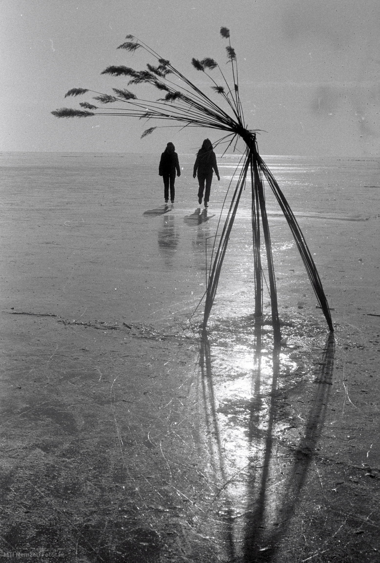Balaton, 1981. január 11. Életkép a napsütötte jeges Balatonon.