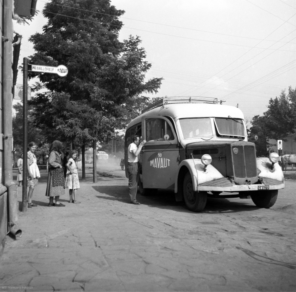 Jászapáti, 1955. szeptember 1. Megérkezik a MÁVAUT autóbusza a megállóba. 