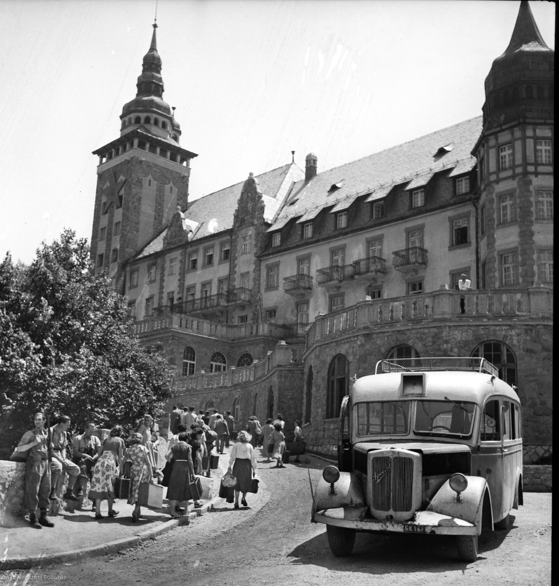Miskolc-Lillafüred, 1951. július 15. SZOT- (Szakszervezetek Országos Tanácsa) beutaltak érkeznek egy Mávaut (Magyar Államvasutak Közúti Gépkocsi Üzeme) Rába-Special távolsági busszal a lillafüredi Palota Szállóhoz
