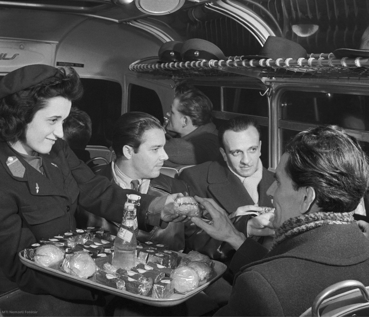 Budapest, 1960. február 22. Kleutz Ida, a Mávaut (Magyar Államvasutak Közúti Gépkocsi Üzem) ózdi járatának kalauznője új szolgáltatásként büféárut, üdítőitalt, szendvicset és süteményt szolgál fel az utasoknak