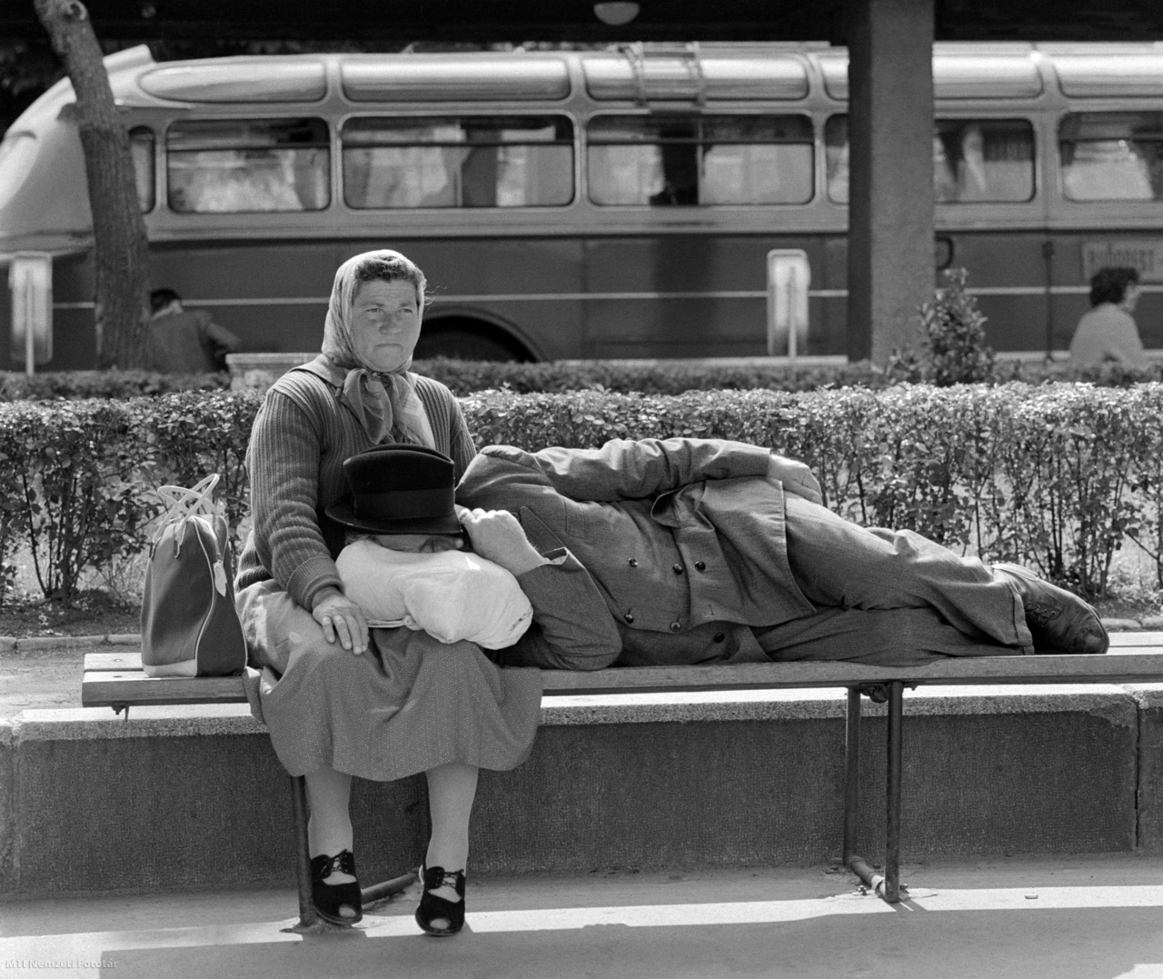 Budapest, 1965. június 2. Padon pihenő, elfáradt vidéki emberek a Mávaut (Magyar Államvasutak Közúti Gépkocsiüzeme) Engels téri autóbusz-pályaudvarán
