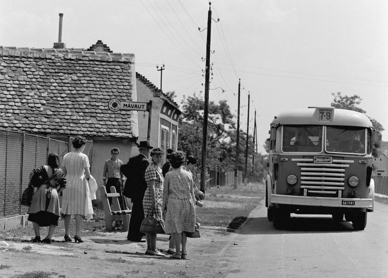 Debrecen, 1965. szeptember 14. Utasok várakoznak az autóbuszra a Mávaut (Magyar Államvasutak Közúti Gépkocsi Üzeme) megállójában. Az elmúlt évtizedben jelentősen fejlődött Tégláskert, Debrecen városrésze, ahol számos családi ház, új iskola, önkiszolgáló élelmiszerbolt és aszfaltút épült