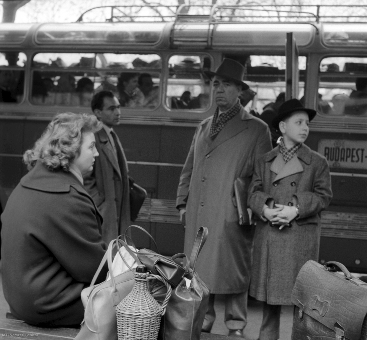 Budapest, 1960. április 1. Utasok várakoznak az Engels téri buszpályaudvaron. Az elmúlt évben 89 vonallal bővítették a Mávaut vonalait, ezzel 3258 város, község, falu kapcsolódott be a kiterjedt hálózatba