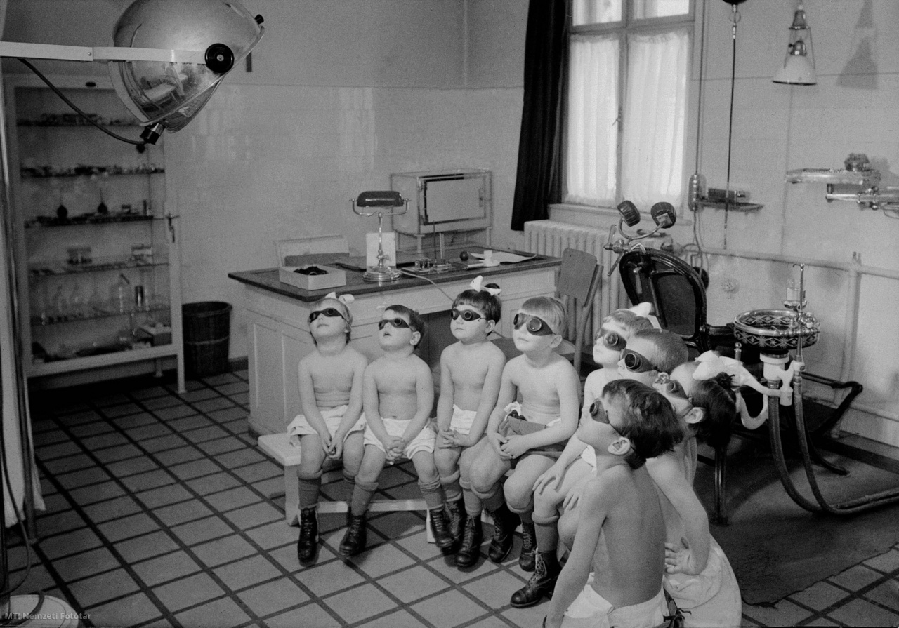 Budapest, 1948. november 25. Kvarclámpa alatt kisfiúk és kislányok ülnek a hűvösvölgyi gyermekotthon orvosi rendelőjében.