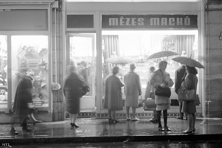 Onódy Lajos nevéhez fűződik a Mézes Mackó megalapítása. Az újonnan nyílt Mézes Mackó üzlet esti fényben a Kígyó utcában 1964. november 23-án.