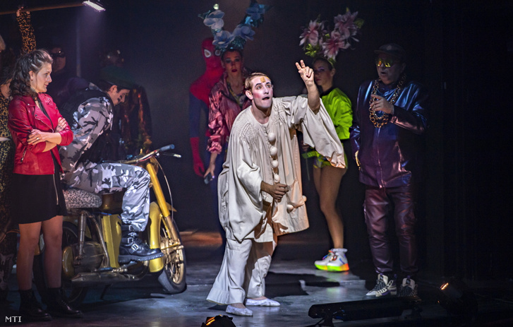 Gyöngyösi Zoltán (k) Bábtiszt szerepében Jacques Prévert a Szerelmek városa című zenedrámájának próbáján a Vígszínházban 2021. szeptember 2-án