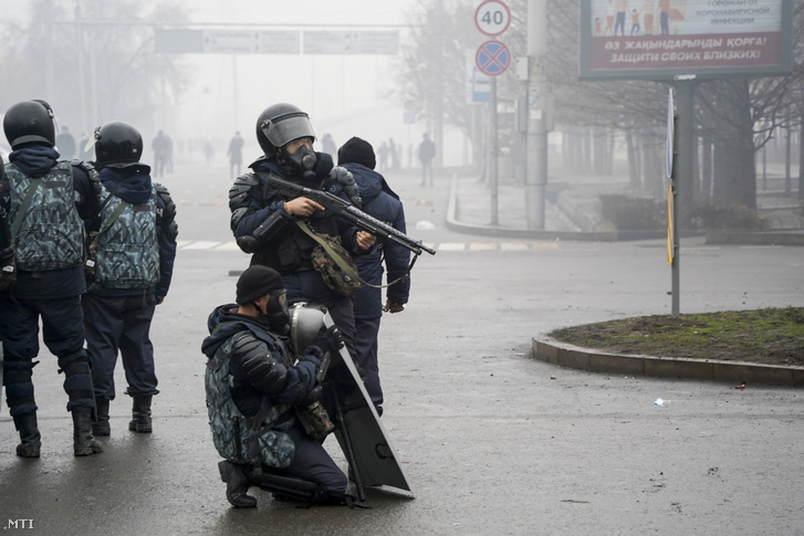 Rohamrendőrök készenlétben állnak, hogy ha szükséges, megállítsák a tüntetőket Almati központjában 2022. január 5-én