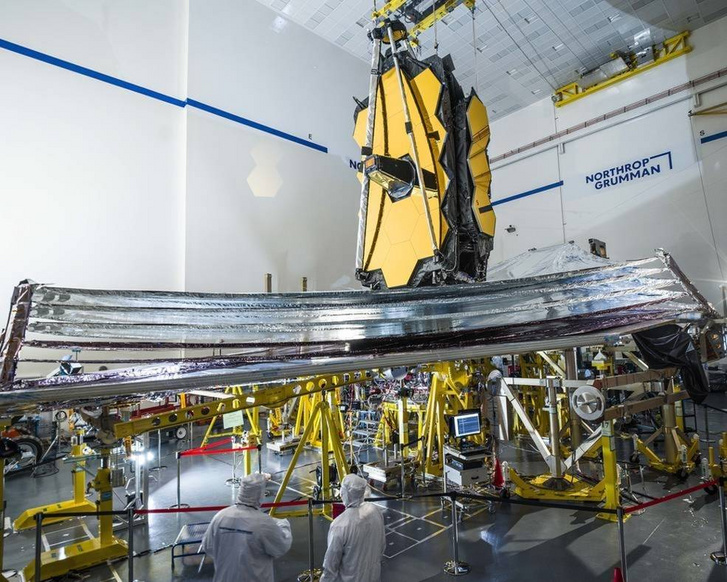 A James Webb űrteleszkóp hővédő pajzsának tesztje 2020 decemberében a Northrop Grumman kaliforniai bázisán. A NASA ezzel a képpel jelentette be, hogy az eszköz az űrben sikeresen elvégezte a manővert.