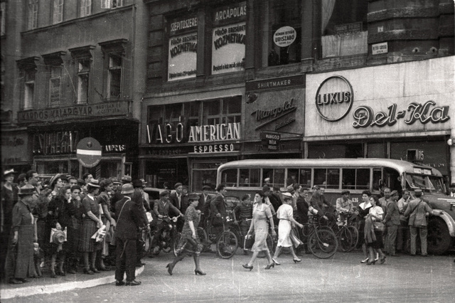 A Petőfi Sándor utca torkolata az Apponyi tér (Ferenciek tere) felől nézve (1939)