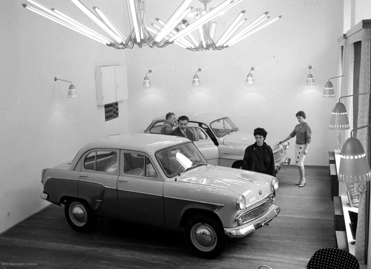 Budapest, 1963. május 24. A fővárosban, a Lenin körút 77. szám (később: Teréz körút) alatt új autószalon nyílt. Itt árusítják a Moszkvics és Skoda típusú személygépkocsikat. A megnyitás napján megindult az ügyfélforgalom is. Az első ilyen autószalon a Népköztársaság útján (később: Andrássy út) nyílt 1960-ban. A Merkur kínálata a hatvanas években féltucatnyi modellből állt. A Moszkvics 402-es 42 ezer forintba, a Skoda Octavia 45 ezerbe került – egy jól fizetett középvezető 4000-5000 forintot keresett. A várakozási idő négy-öt évet tett ki