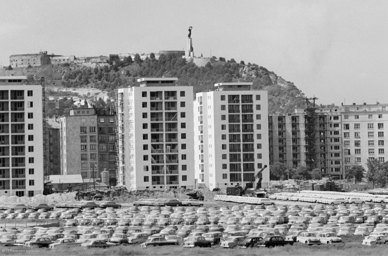 Budapest, 1963. június 18. Átadásra váró Skoda, Moszkvics és Trabant gépkocsik a lakótelep határában, a Merkur Személygépkocsi-értékesítő Vállalat lágymányosi telephelyén