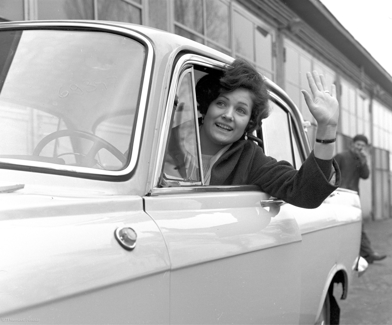 Budapest, 1969. március 23. Egy új autóját átvevő hölgy integetve távozik a Merkur Személygépkocsi Értékesítő Vállalat autótelepéről