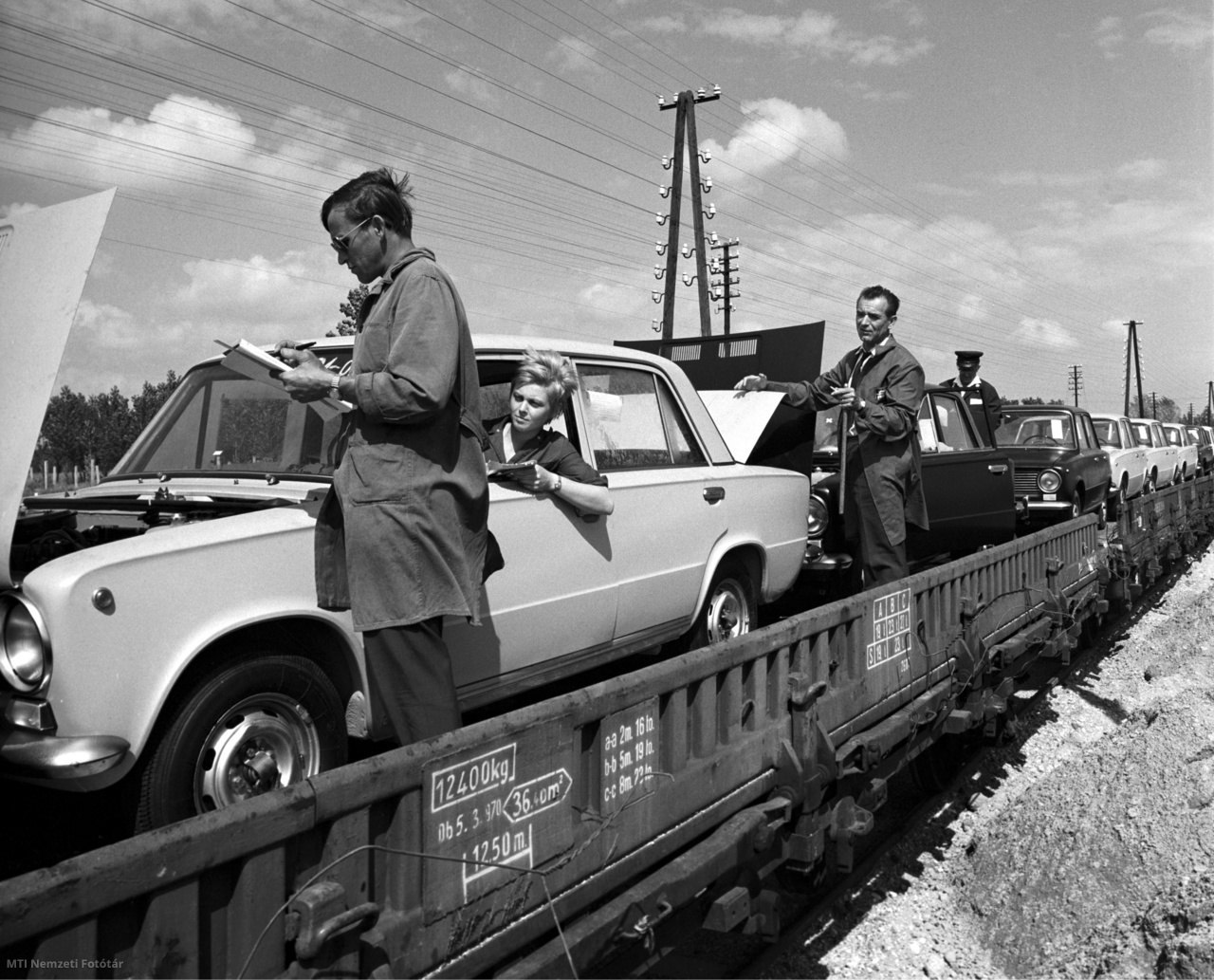 Debrecen, 1971. június 14. Kirakodás előtt a vasúton szállított Zsiguli személygépkocsikat ellenőrzik a Merkur Személygépkocsi Értékesítő Vállalat dolgozói a cég első vidéki telephelyén, Debrecenben. Itt kapják meg járműveiket a Tiszántúl és Észak-Magyarország vásárlói. Az új telepen elsőnek a Zsiguli gépkocsik kiadását kezdték meg