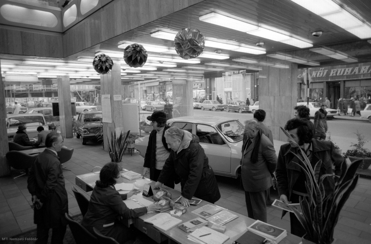 Budapest, 1975. január 9. A Merkur Személygépkocsi Értékesítő Vállalat autószalonja a belvárosban