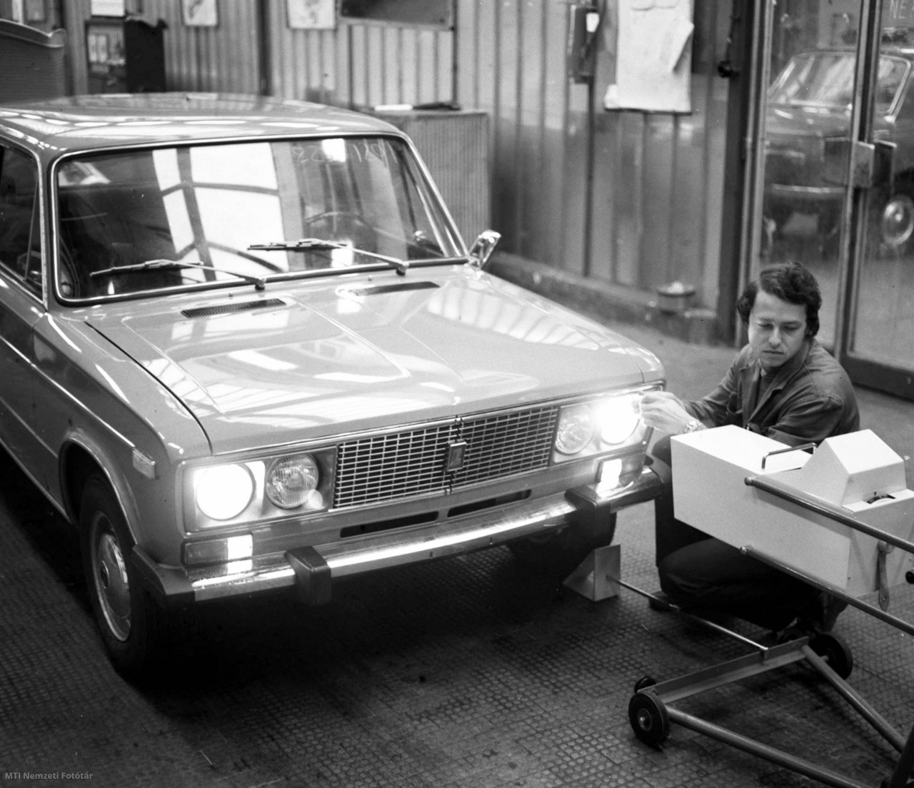 Budapest, 1978. november 9. A Merkur Személygépkocsi Értékesítő Vállalat csepeli telepén megkezdték az 1600-as Lada személygépkocsik átadását. Az új Ladákból még ebben az évben kétezer darabot adnak át a megrendelőknek. A képen: Korsch Artur beállítja egy 1600-as Lada fényszóróit