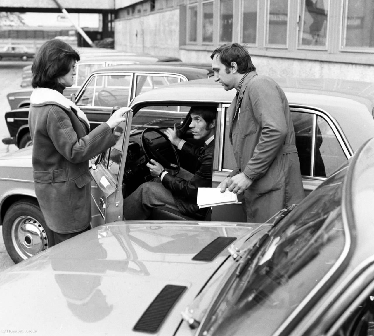 Budapest, 1978. november 9. A Merkur Személygépkocsi Értékesítő Vállalat csepeli telepén megkezdték az 1600-as Lada személygépkocsik átadását. Az új Ladákból még ebben az évben kétezer darabot adnak át a megrendelőknek. A képen: kocsiválasztás a telep udvarán