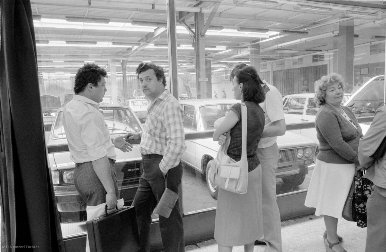 Budapest, 1984. július 18. Új autóikra várakoznak az emberek a Merkur Autókereskedelmi Vállalat csepeli újautó-telepén