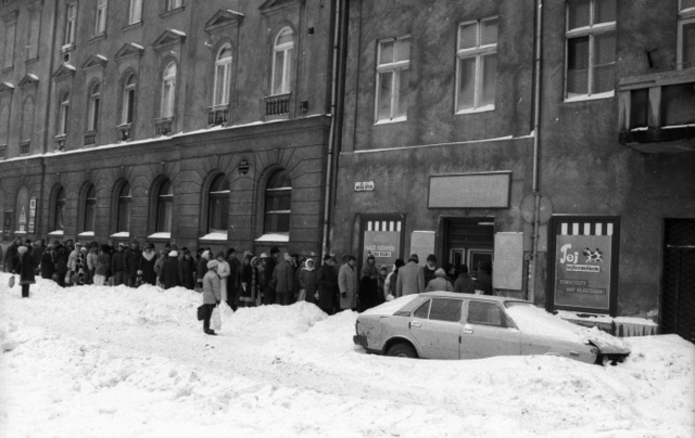 Az 1987-es nagy havazás idején sorban álltak az emberek a boltok előtt kenyérért és tejért