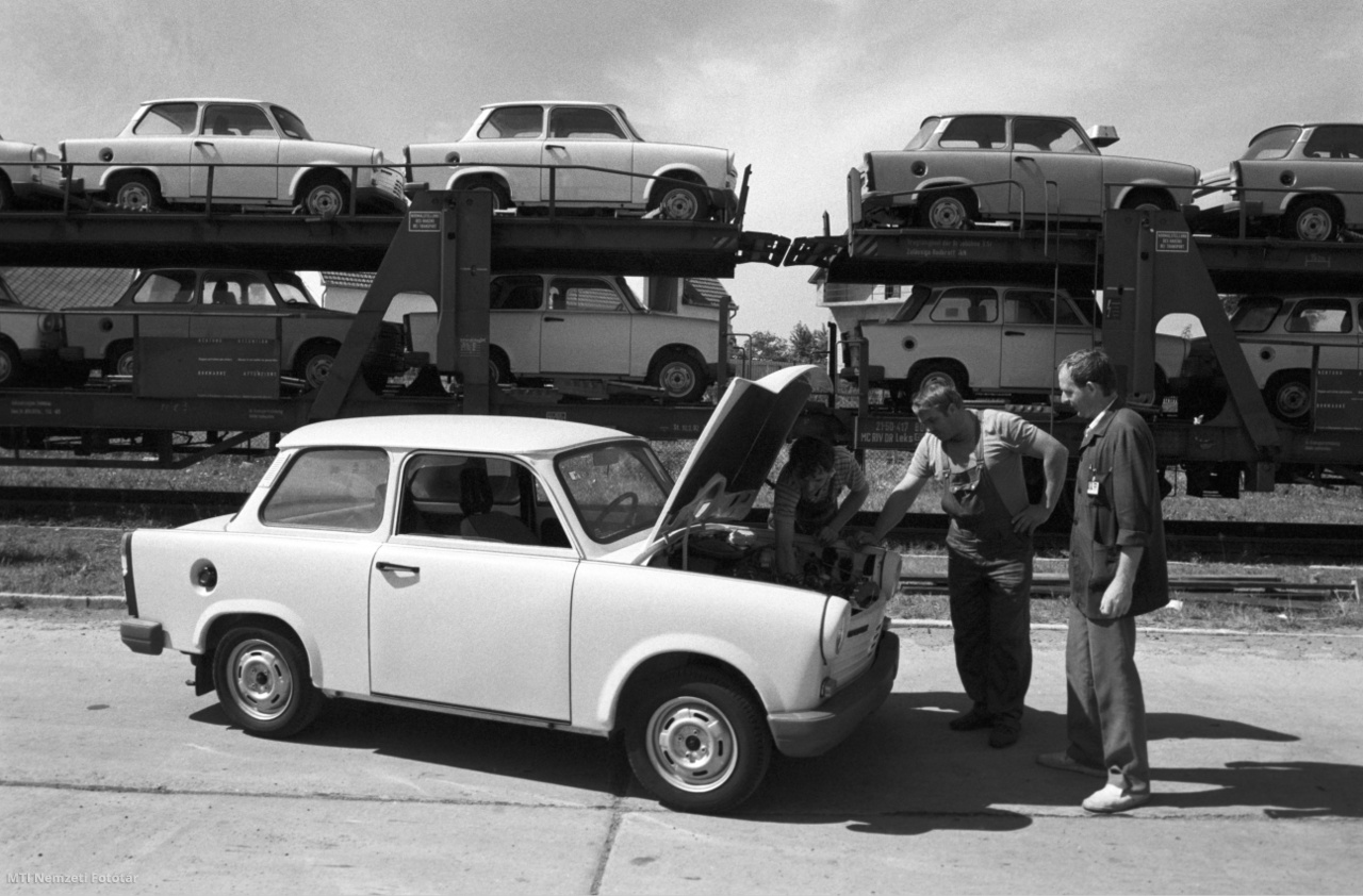 Debrecen, 1990. augusztus 9. Az első négyütemű, VW Polo motoros Trabant szállítmány műszaki átvizsgálását végzik a dolgozók a Merkur debreceni telepén. A negyvenes évek végén bevezetett korlátozások a személygépkocsi-birtoklást és -használatot egyaránt érintették. Csak a kiváltságosak tarthattak személyautót, állami engedéllyel. 1958-tól lehetett új és használt autókat vásárolni – akár külön engedély nélkül. Új kocsikból – döntően Wartburg, Moszkvics és Škoda gyártmányúakból – néhány száz darab érkezett. Ezek importjával a Mogürt, míg az értékesítés ügyintézésével a Belkereskedelmi Gépkocsijavító Vállalat foglalkozott. 1959-ben bevezették a gépjármű-előjegyzést, ami annyit jelentett, hogy bizonyos összeg kifizetése fejében a vevő rákerült egy listára. 1962-ben azonban megérkezett az első nagyobb Trabant- és Wartburg-szállítmány, a Belker képtelen volt megbirkózni a nagyobb adminisztrációval, ezért létrejött a Merkur Személygépkocsi-értékesítő Vállalat mint önálló gazdasági egységként működő állami cég. A Merkur csupán a beérkezett gépkocsik átvételét, tárolását és elosztását, átadását végezte. Az Állami Vagyonügynökség 1993 áprilisában rendelte el a veszteséges vállalat jogutód nélküli, végelszámolással való megszüntetését