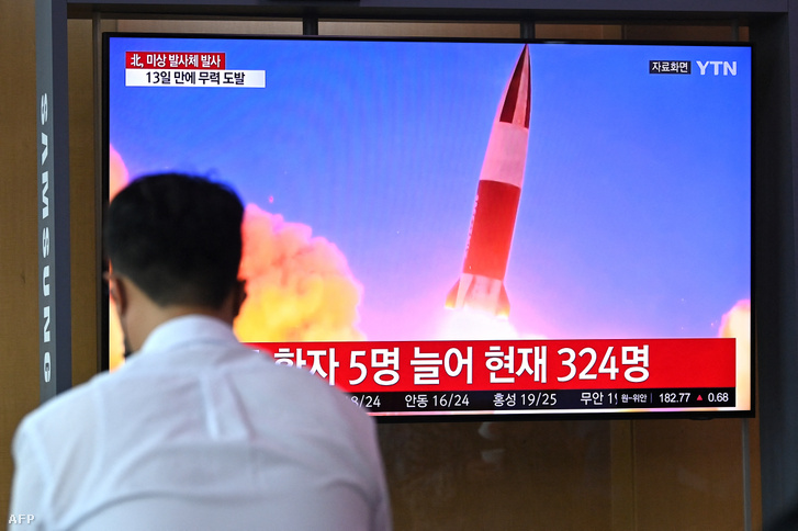Emberek nézik a híradóban az észak-koreai rakétakísérletről készült felvételeket egy szöuli vasútállomáson 2021. szeptember 28-án